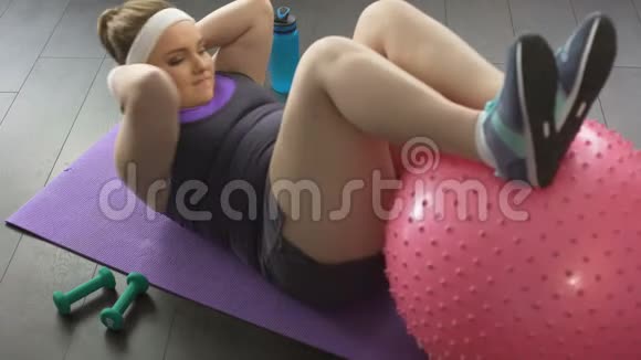 胖女孩减肥训练做难度大的运动锻炼激励视频的预览图