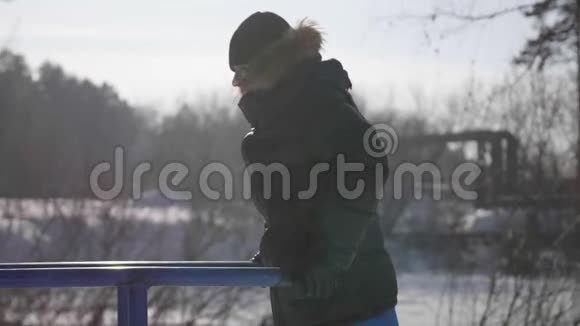 人从事户外运动对设备进行演练冬季休闲公园视频的预览图