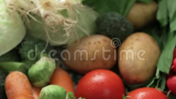 桌子上五颜六色的新鲜蔬菜的特写倾斜镜头视频的预览图