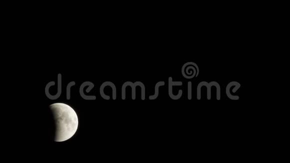月食2018年7月地球的影子部分地与月球重叠时间流逝特写镜头视频的预览图