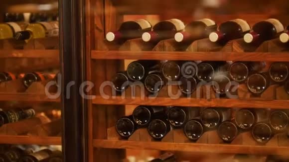 酒柜餐厅内有收藏葡萄酒视频的预览图