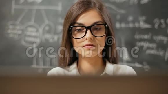 女人摘下眼镜作为工作视频的预览图