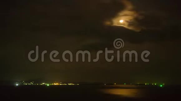 泰国海上明月的戏剧性全景的时间推移神秘的月亮划过天空视频的预览图