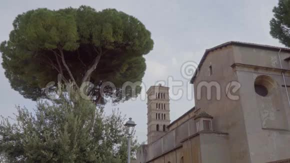 意大利罗马奥兰治花园附近的修道院塔视频的预览图