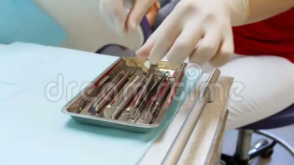 特写4k视频拍摄女性幼儿使用医疗器械检查青少年女孩牙齿视频的预览图