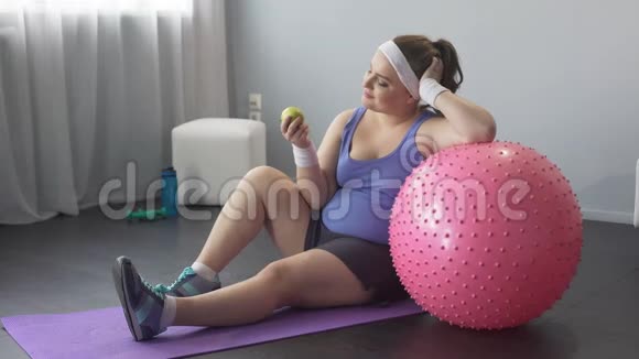 胖乎乎的女孩去运动吃健康的食物以获得苗条的身材视频的预览图