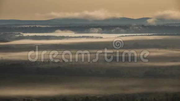大坝和雾天早晨时间流逝视频的预览图