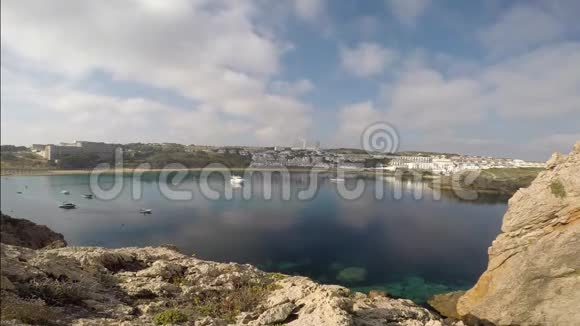 西班牙梅诺卡美丽的阿伦卡斯特尔湾ArenaldenCastell的延时景观有一片美丽的绿松石海视频的预览图