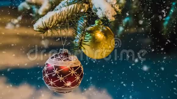 概念圣诞动画在冬天下雪的森林里轻柔的降雪加上圣诞装饰晚上冬天视频的预览图