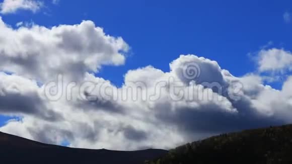 法国比利牛斯山上移动云层的时间推移视频的预览图