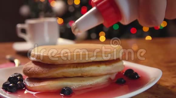 糖果注射器把奶油放进煎饼堆里视频的预览图