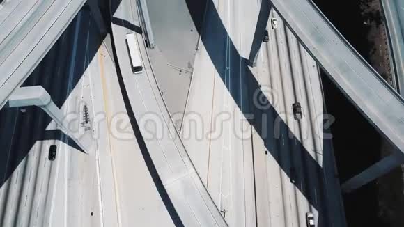 无人机在著名的普雷格森法官高速公路路口上空飞行复杂的高速公路桥梁和天桥连接在一起视频的预览图
