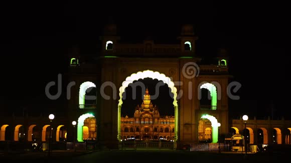 一座印度建筑前的宏伟拱门视频的预览图