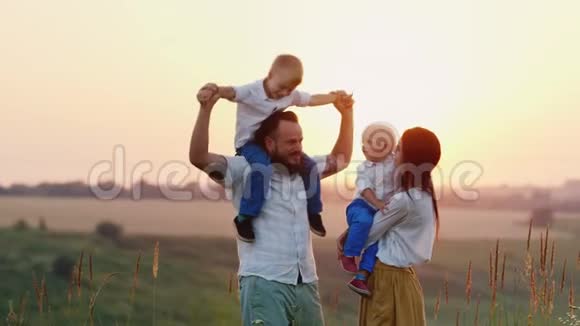 快乐的孩子和他们的父母一起快乐的阳光生活的自然和新鲜的空气视频的预览图