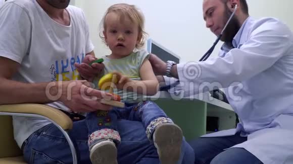 儿科医生用听诊器检查小女孩的心跳情况视频的预览图