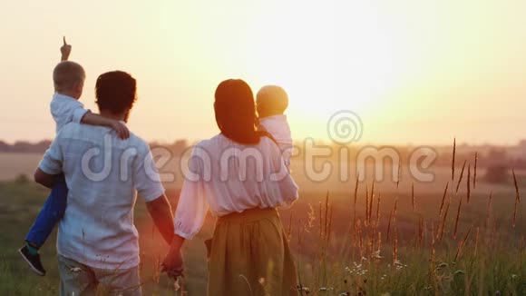 一个大幸福的家庭在黎明迎接太阳理念希望信念和乐观视频的预览图