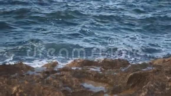白色潮汐撞击石头并形成海泡视频的预览图