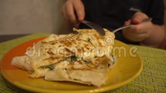 美味的食物与奶酪接近慢动作手拿叉子拿起一块美味的糕点融化的奶酪伸展开来视频的预览图