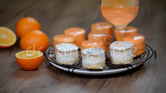 橙饼配镜面釉糖果产品视频的预览图