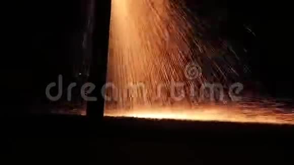 工厂里金属切割机上的火花视频的预览图