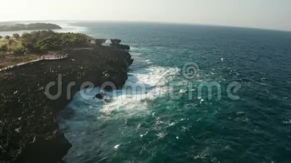 巴厘岛努沙杜瓦悬崖上海浪拍打的空中海景视频的预览图