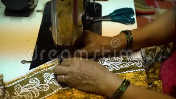 印度妇女缝制传统服装视频的预览图