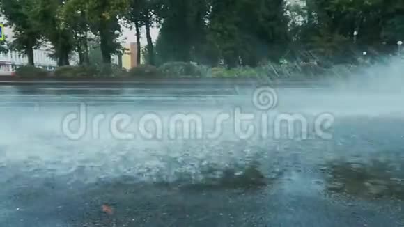在城市多雨的天气里汽车行驶在充满水的道路上车轮下的喷雾和喷泉淹没了坏的和坏的视频的预览图