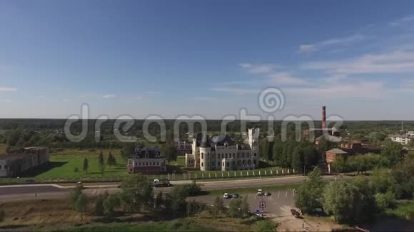 在城堡风格的房子上空飞行视频的预览图