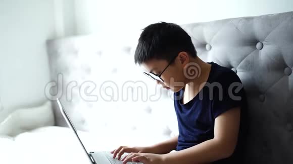 使用笔记本电脑在家学习技术的小男孩视频的预览图