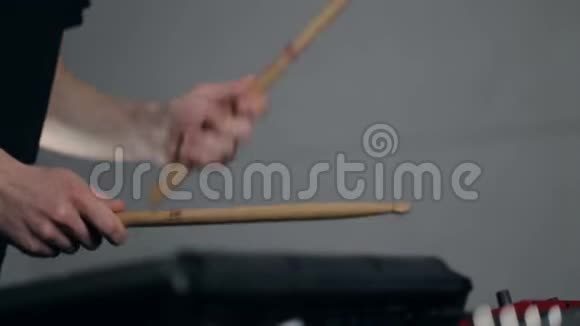音乐家的手用鼓槌在电子垫子上演奏视频的预览图