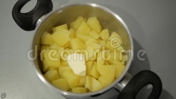 在平底锅中加入黄油的烤土豆视频的预览图