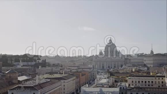 城堡圣安杰洛走向梵蒂冈城冬季游客成群潘射视频的预览图