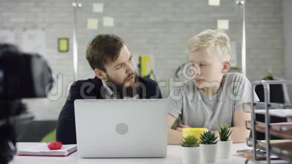 天才少年神奇黑客系统在网络空间可爱的孩子年轻的程序员开发人员在办公室工作的计算机他是视频的预览图