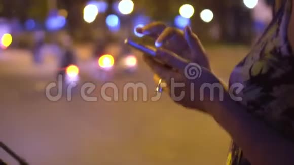 不清楚的背景女人双手紧闭一个女人用智能手机拍摄的特写镜头把手举起来越南视频的预览图