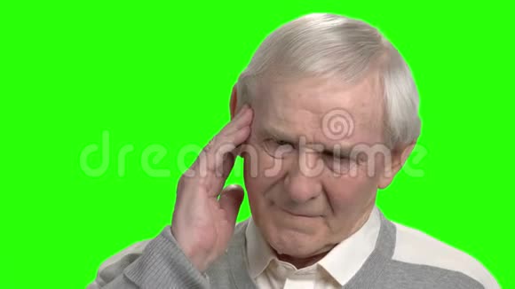 悲伤老人头痛的肖像视频的预览图