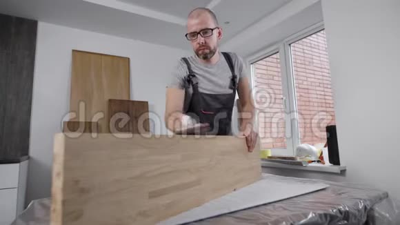 专业木工精心配合木板侧面加工视频的预览图