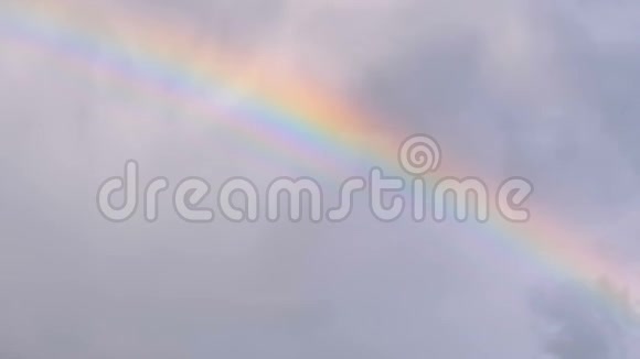 天空中的彩虹与云视频的预览图