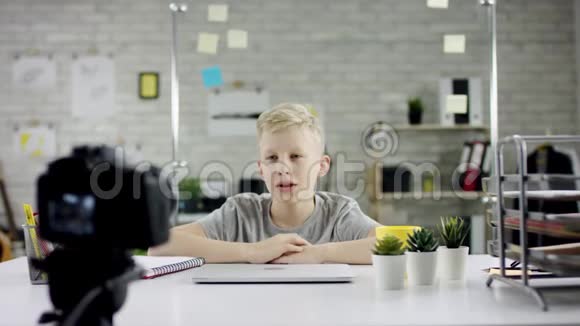天才少年神奇黑客系统在网络空间可爱的孩子年轻的程序员开发人员在办公室工作的计算机他是视频的预览图