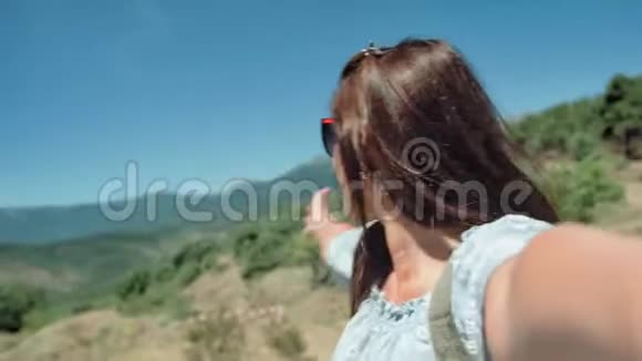 波夫拍摄了一位微笑的年轻女士在户外自拍太阳镜视频的预览图