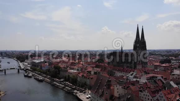雷根斯堡大教堂和古镇建筑人们在石桥上空中观景平滑下降技术视频的预览图