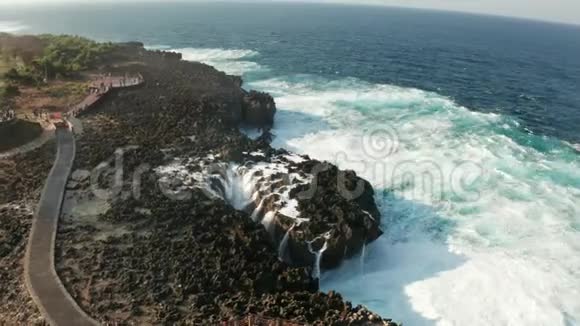 巴厘岛努沙杜瓦悬崖上海浪拍打的空中海景视频的预览图