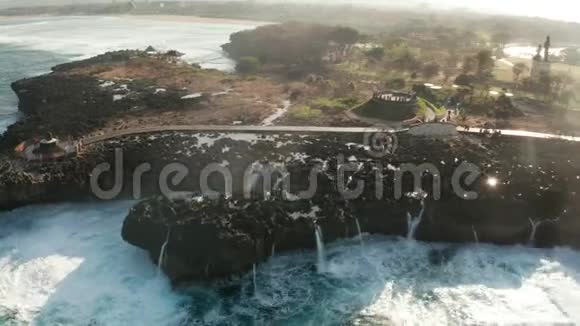 巴厘岛努沙杜瓦悬崖上海浪拍打的空中海景视频的预览图