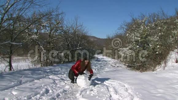 女孩雕刻雪人视频的预览图