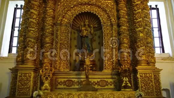 教堂内一座富丽堂皇的雕像视频的预览图