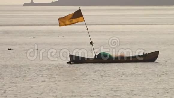 一艘无人驾驶的小船漂浮在印度洋上视频的预览图