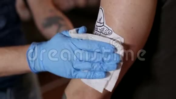 一个人手拿着照片纹身师做纹身特写镜头视频的预览图