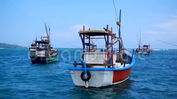 斯里兰卡蓝水上五颜六色的小船视频的预览图