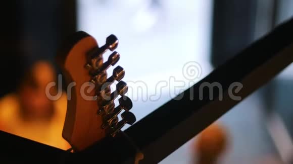 电吉他脖子挂在吧台的墙上弦乐器视频的预览图