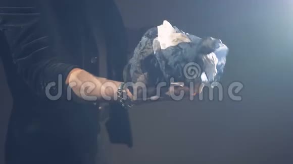 一个魔术师正在表演一个魔术很多围巾纷纷出现视频的预览图