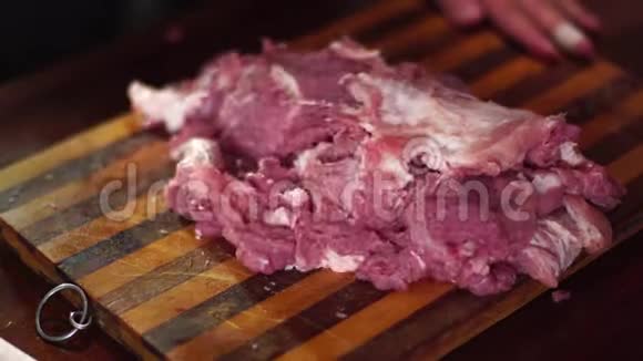 人切块生肉视频的预览图